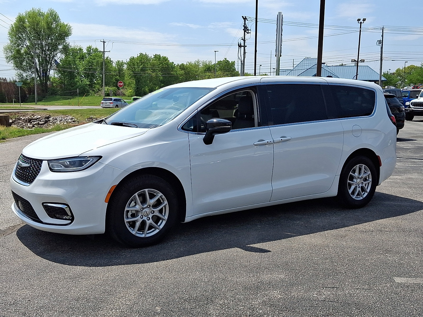 Used 2024 Chrysler Pacifica Touring-L FWD image 6