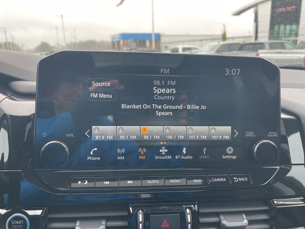 Used 2024 Nissan Pathfinder Platinum w/ Black Appearance Package image 22