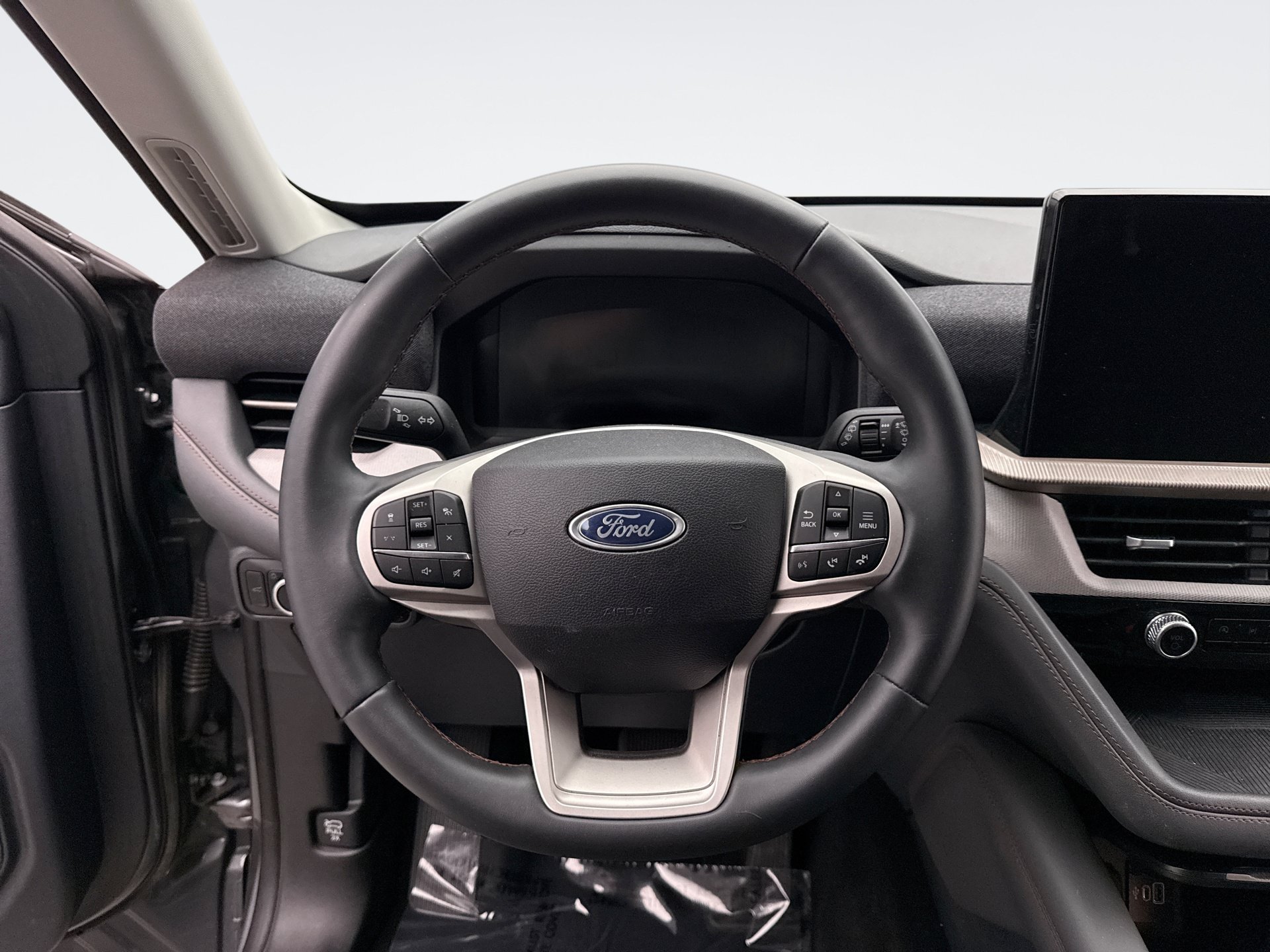 Used 2025 Ford Explorer Active AWD/4WD image 14