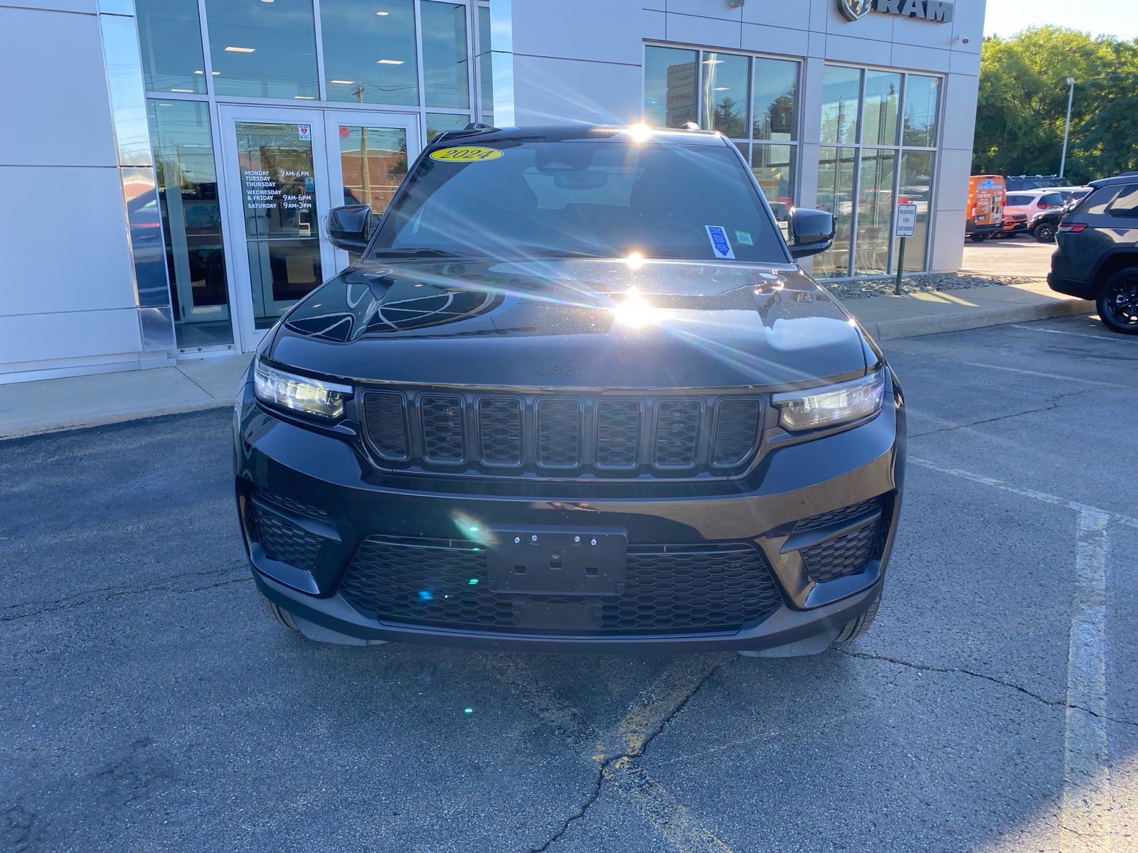 Used 2024 Jeep Grand Cherokee Altitude AWD/4WD image 8