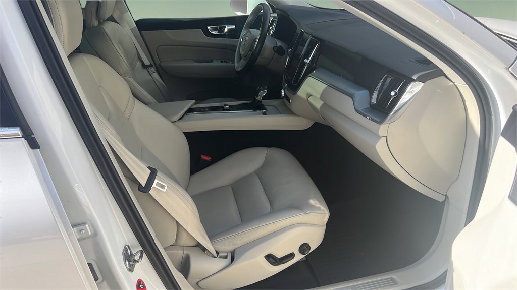 Used 2018 Volvo XC60 T5 Momentum w/ Vision Package image 15