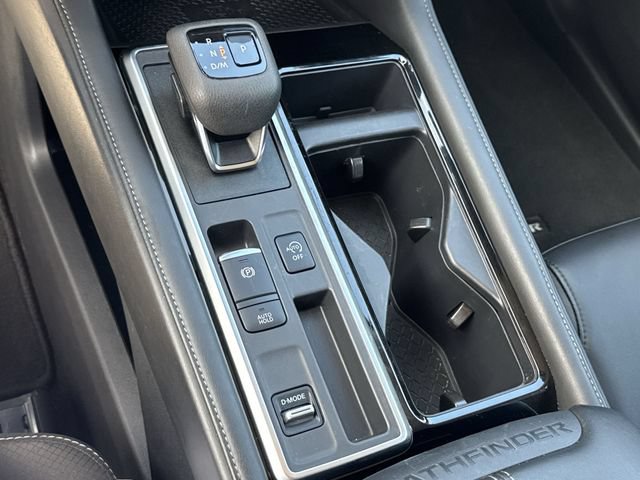 Used 2025 Nissan Pathfinder SL FWD image 16
