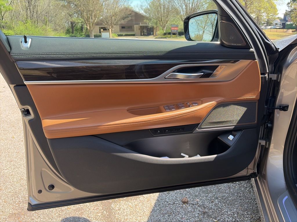 Used 2022 BMW 740i image 9