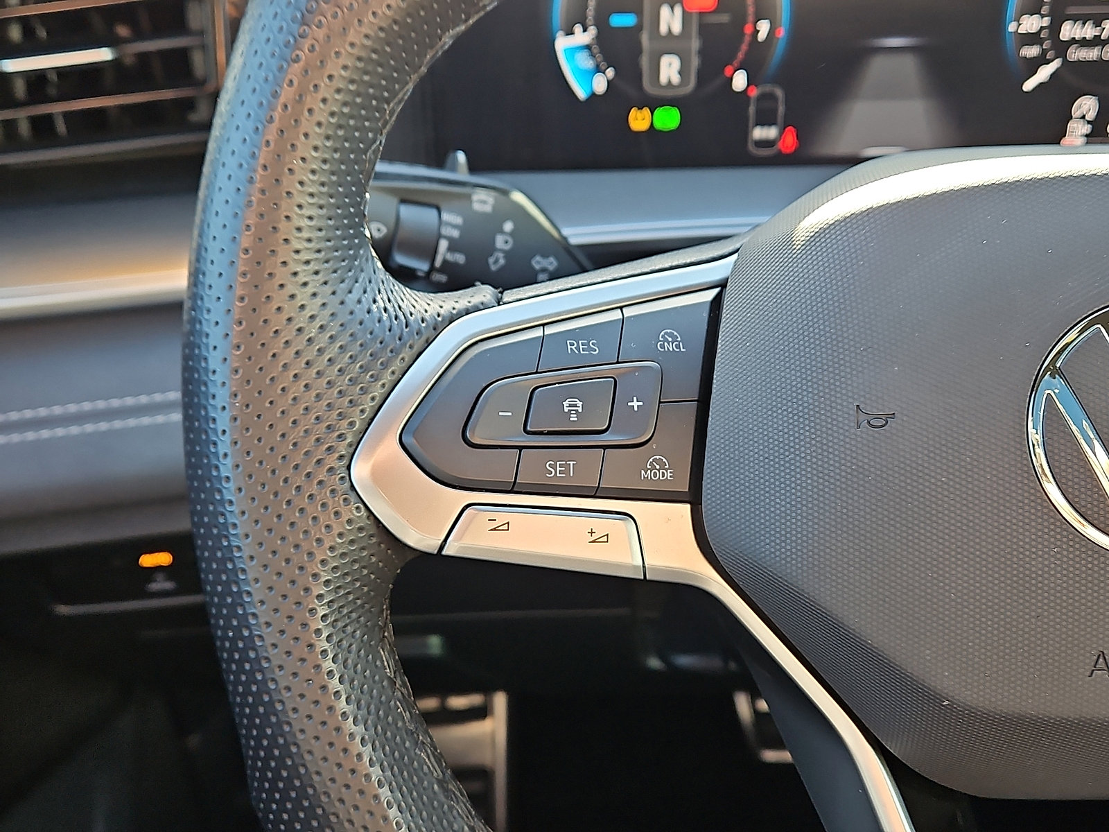 Certified 2025 Volkswagen Tiguan SE R-Line image 16