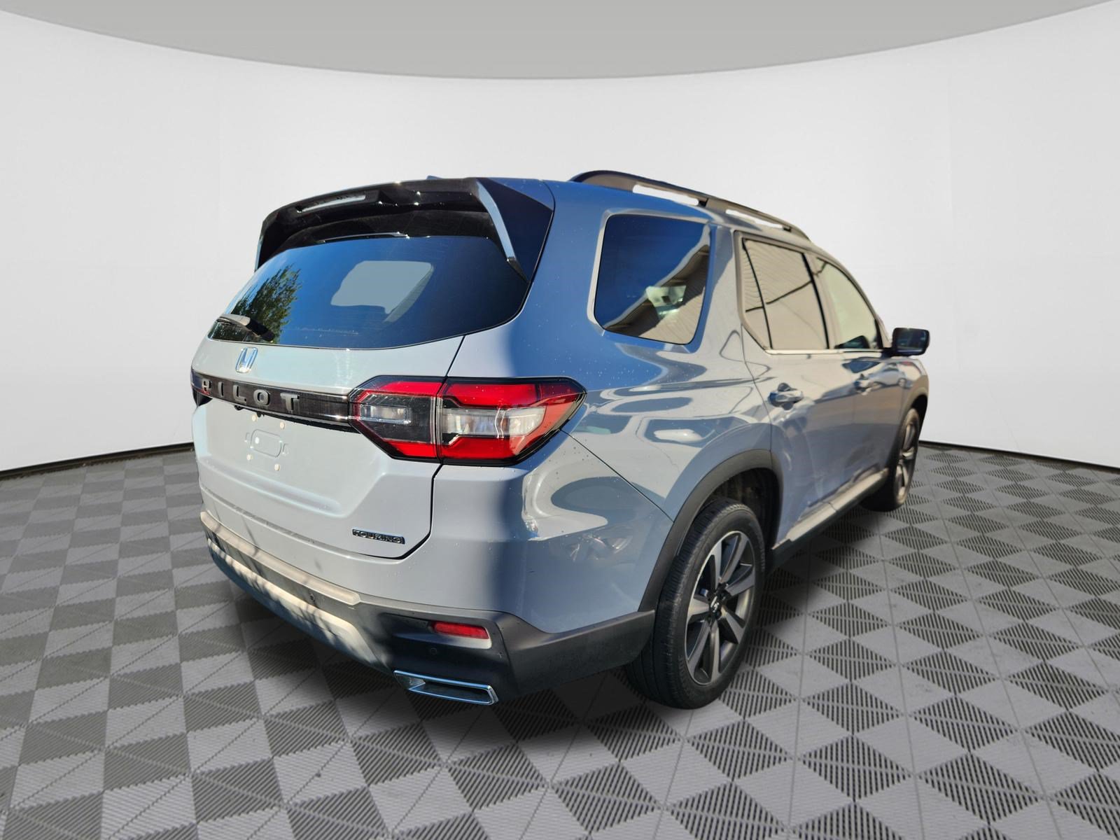 Certified 2024 Honda Pilot Touring image 4