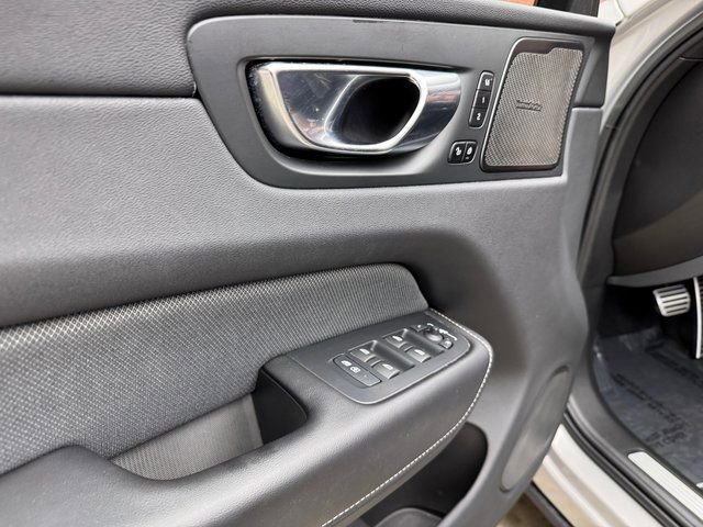 Used 2022 Volvo XC60 B6 R-Design image 11