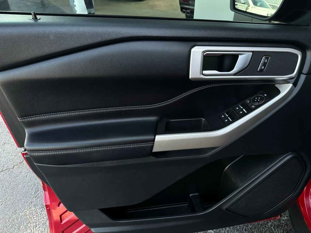 Used 2022 Ford Explorer XLT image 12