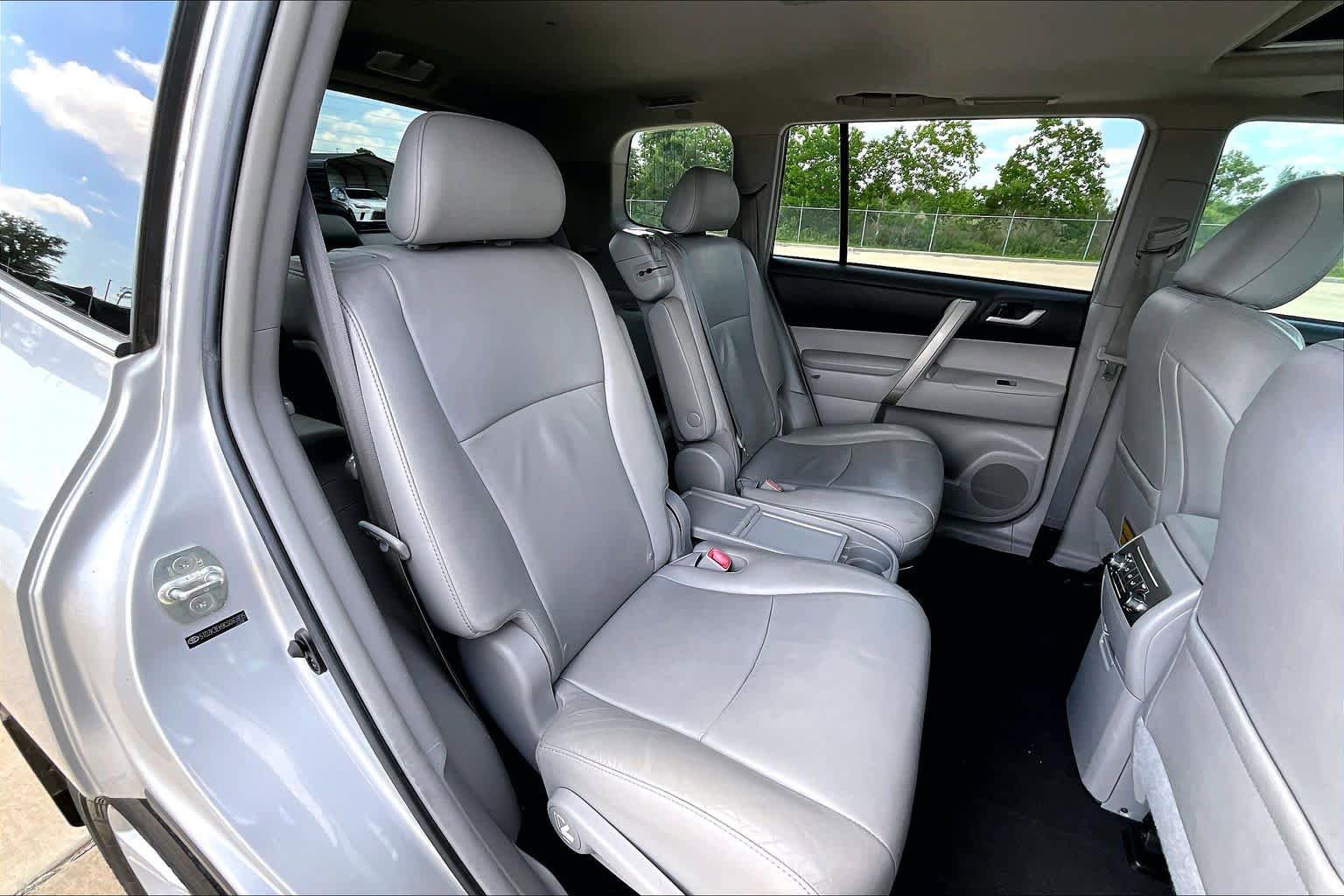Used 2012 Toyota Highlander SE w/ Tow Pkg FWD image 18
