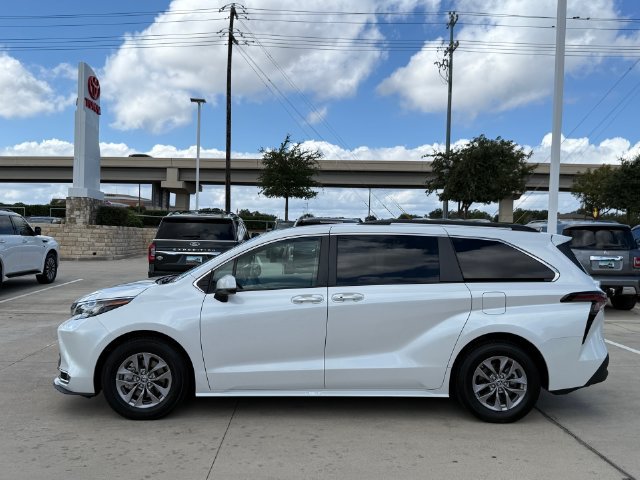 Used 2023 Toyota Sienna XLE FWD image 9