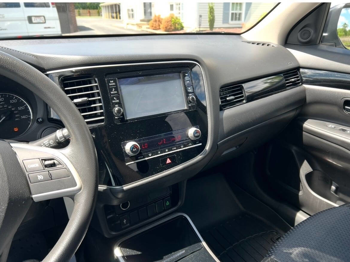 Used 2020 Mitsubishi Outlander ES AWD/4WD image 15
