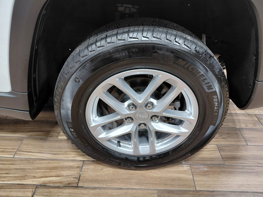 Certified 2025 Jeep Grand Cherokee Laredo X image 20