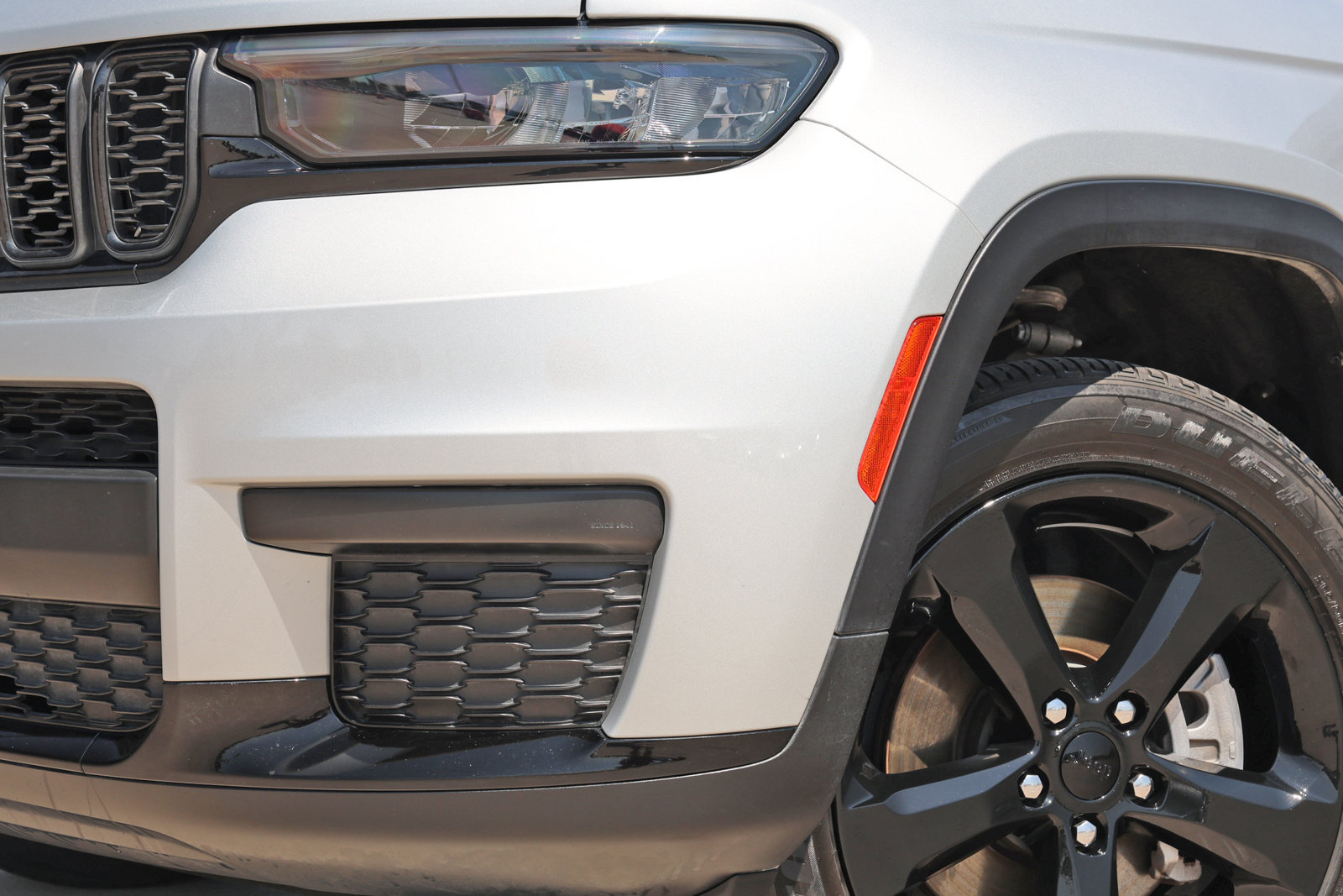 Used 2023 Jeep Grand Cherokee L Laredo RWD image 12