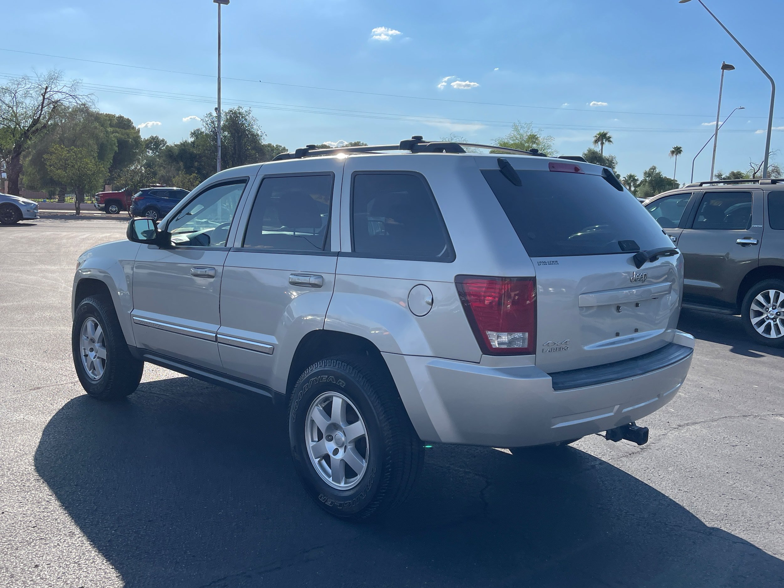 Used 2010 Jeep Grand Cherokee Laredo AWD/4WD image 3