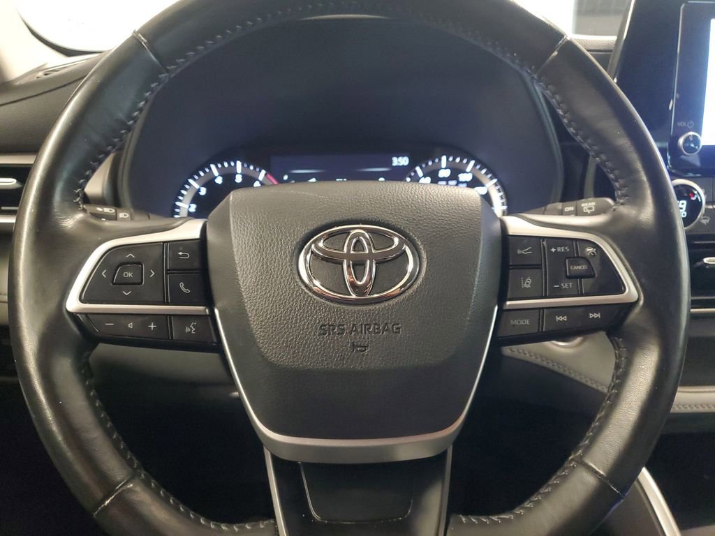 Used 2024 Toyota Highlander LE FWD image 21