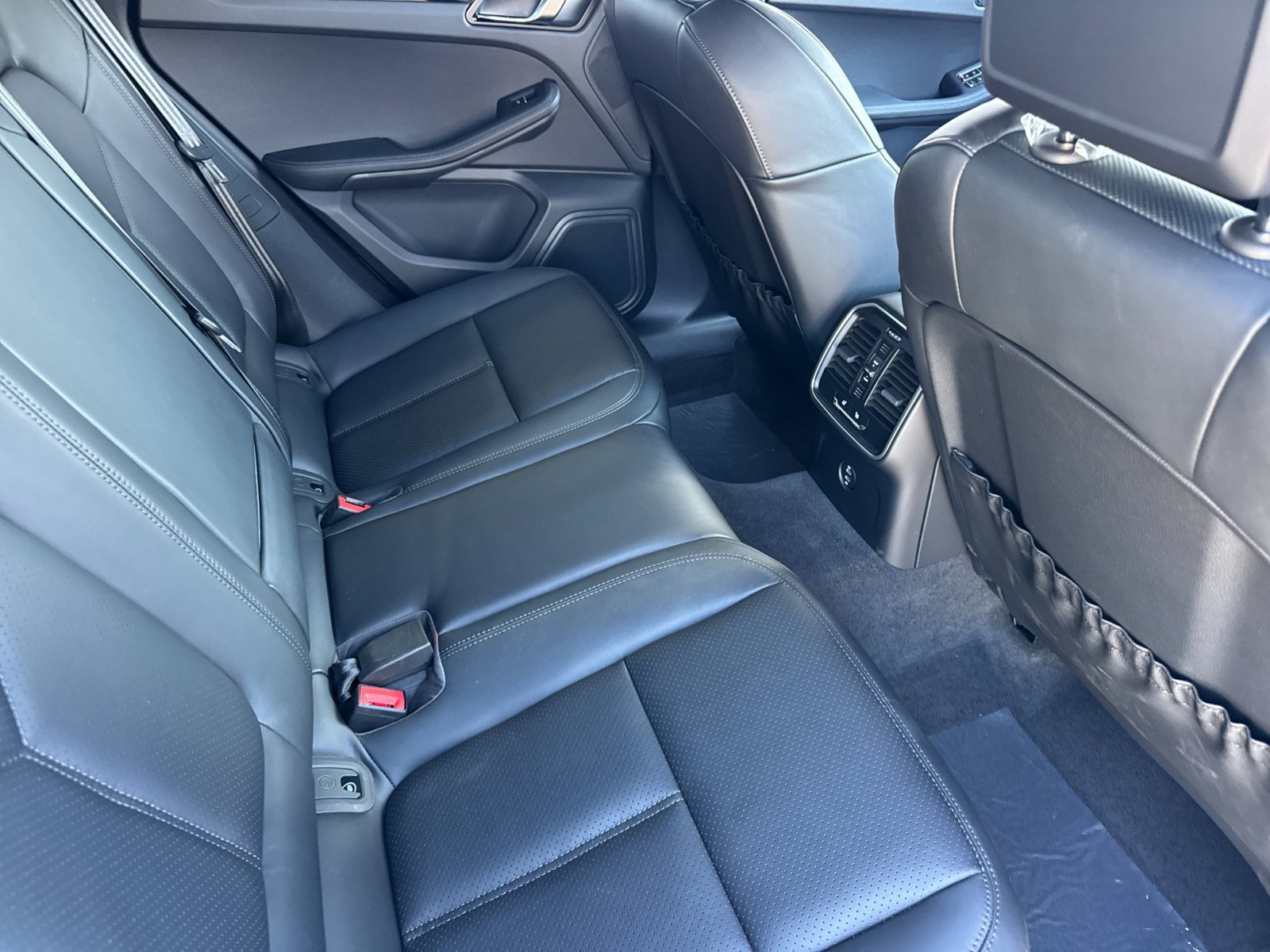 Certified 2026 Porsche Macan AWD/4WD image 26