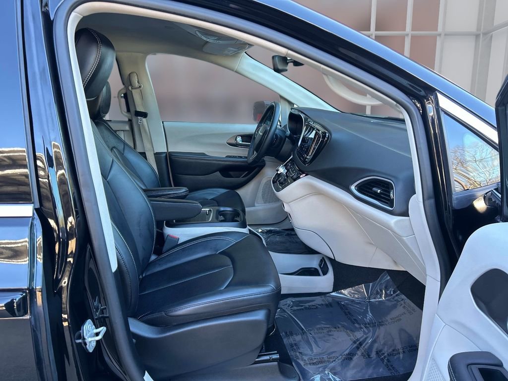 Used 2024 Chrysler Pacifica Touring-L image 18