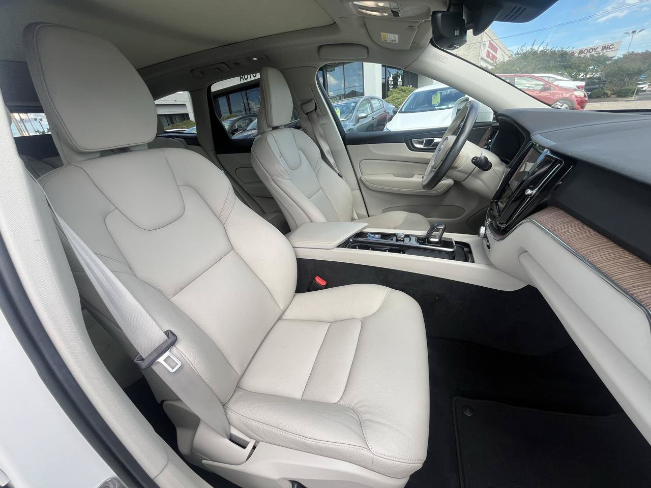 Used 2022 Volvo XC60 B5 Momentum AWD/4WD image 40