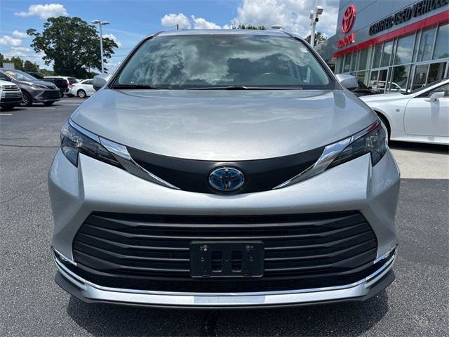 Certified 2024 Toyota Sienna XLE image 8
