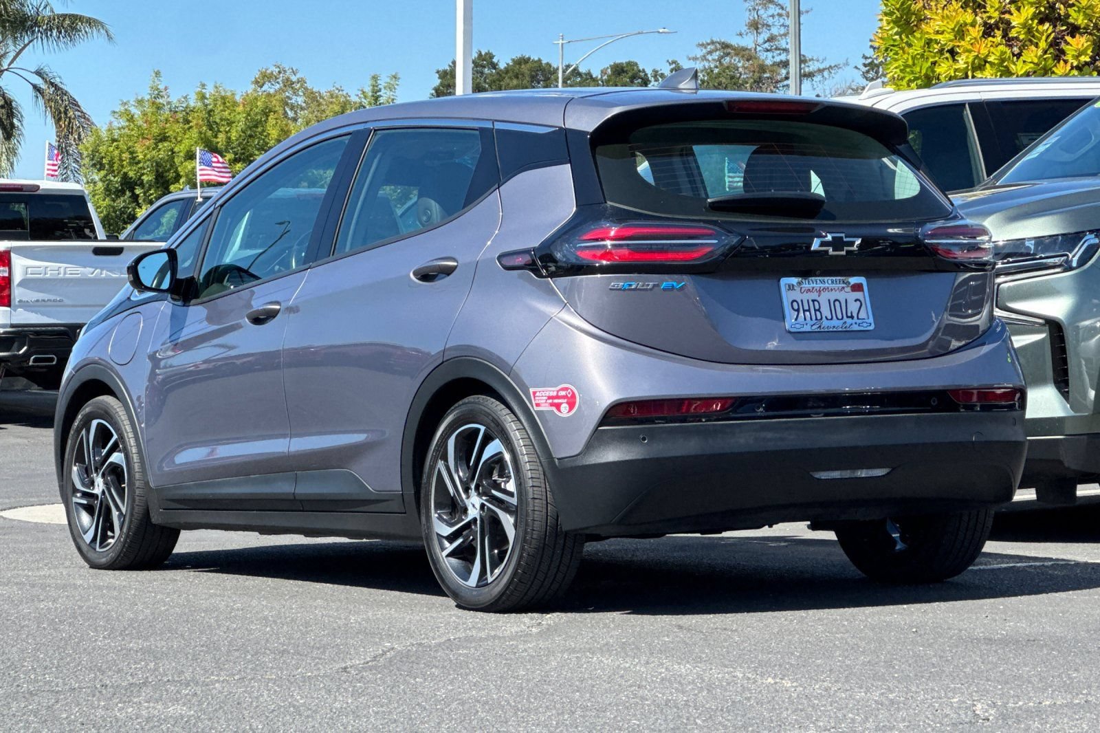 Used 2023 Chevrolet Bolt LT w/ Infotainment Package FWD image 7