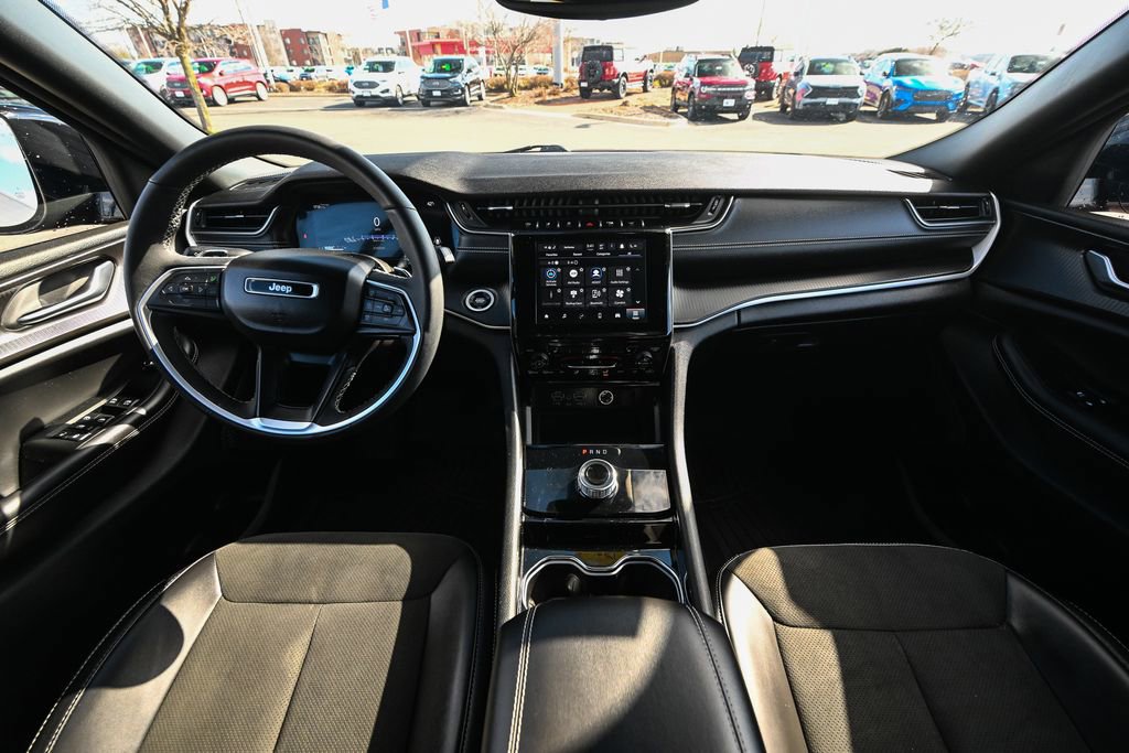 Used 2023 Jeep Grand Cherokee L Laredo image 33