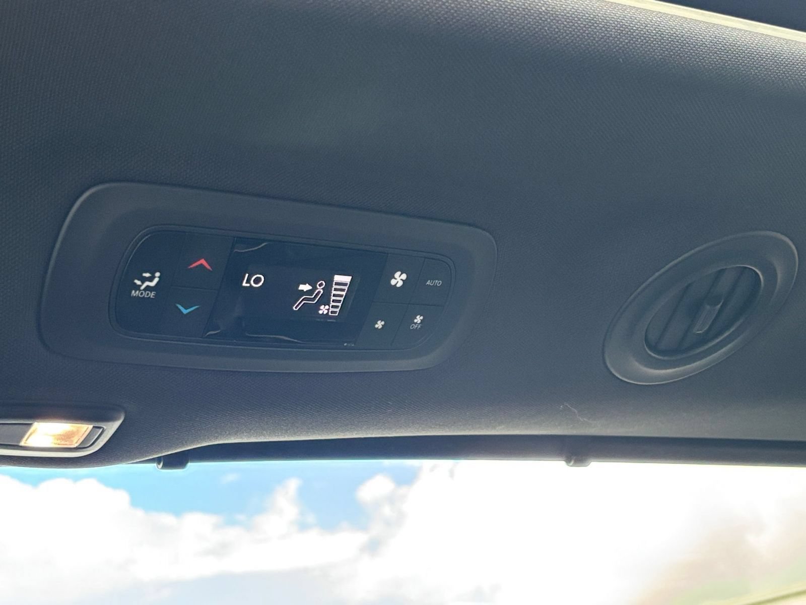 Used 2025 Chrysler Pacifica Limited FWD image 25