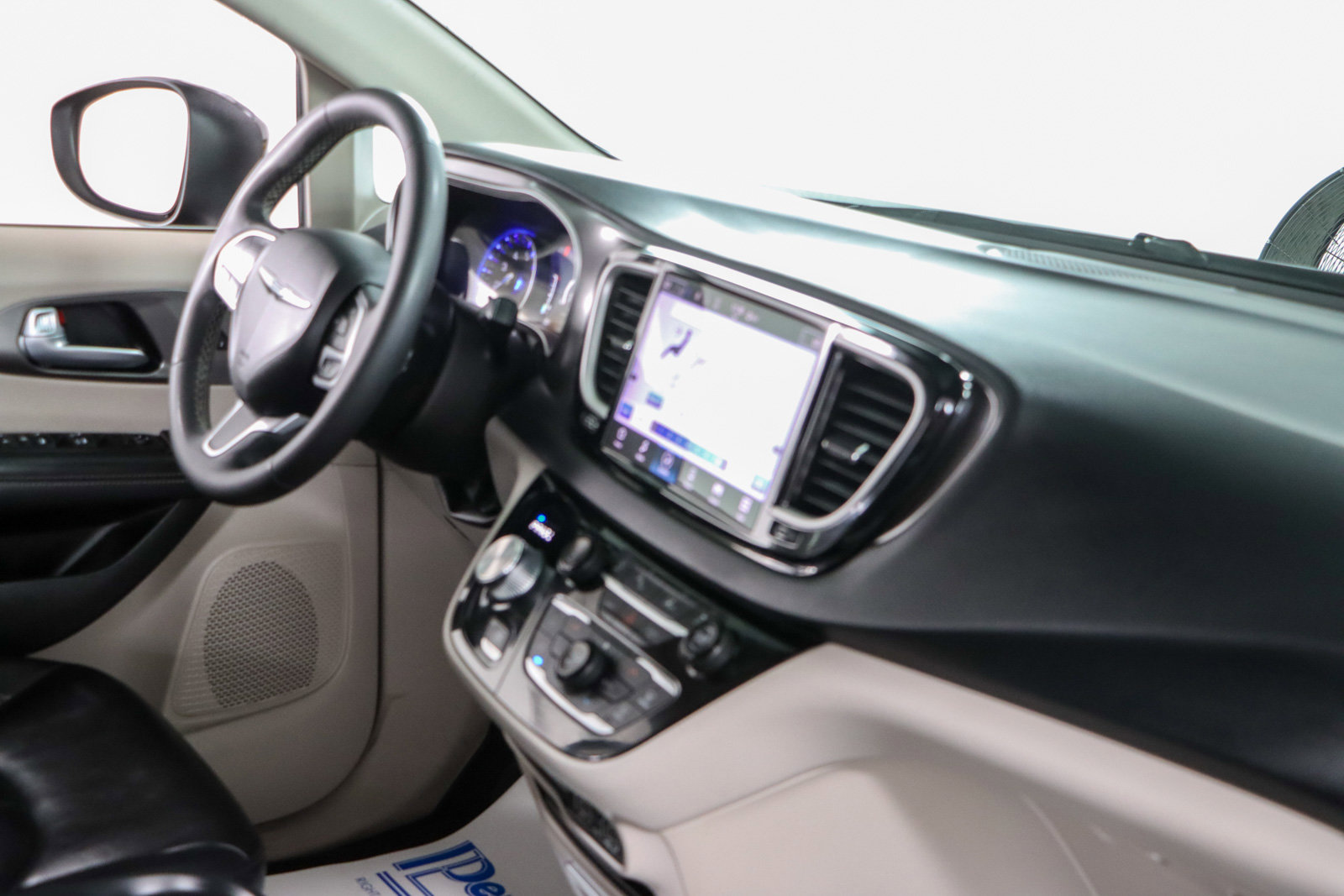 Used 2023 Chrysler Pacifica Touring-L FWD image 26