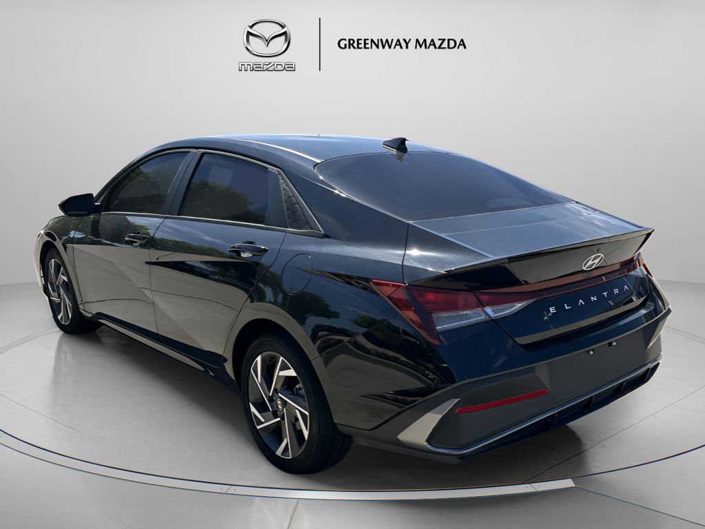 Used 2025 Hyundai Elantra Sport image 5