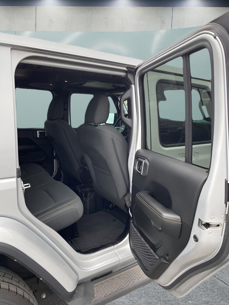Used 2024 Jeep Wrangler Unlimited Sahara AWD/4WD image 17