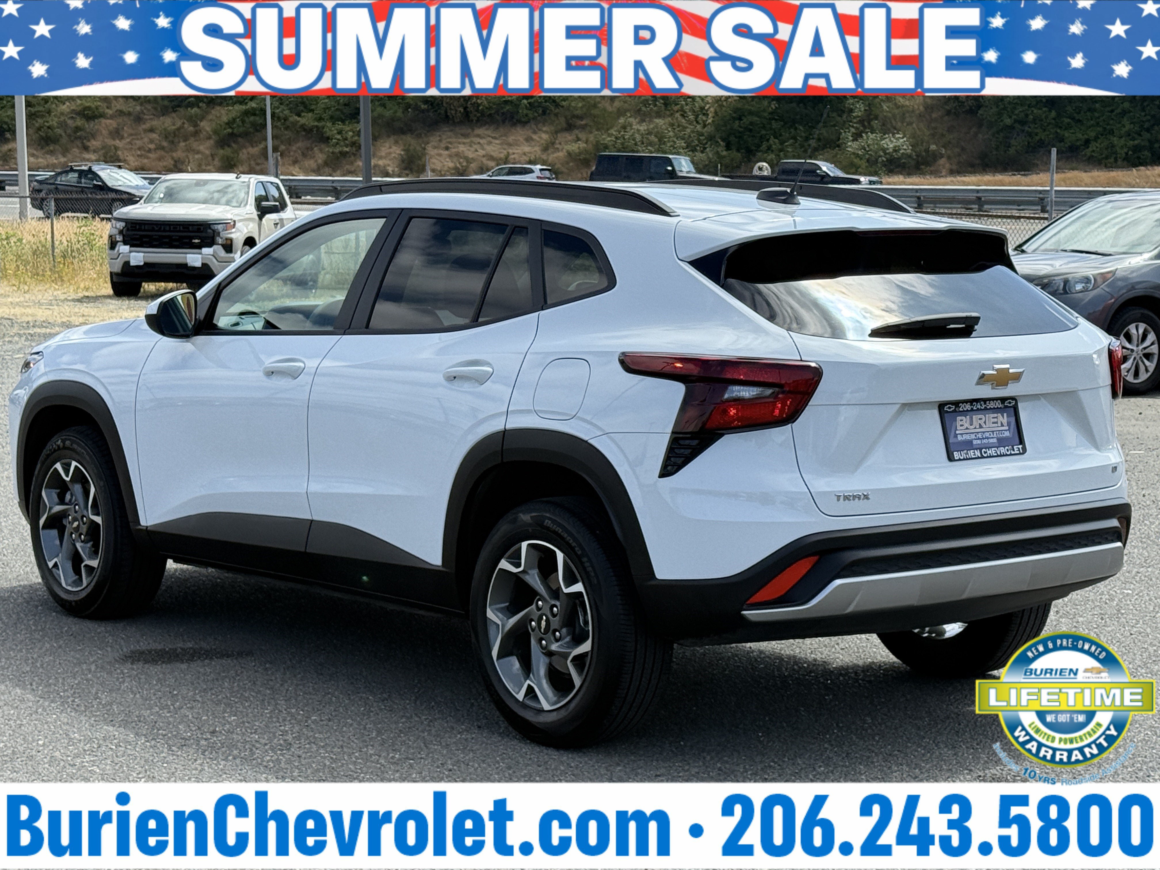 Used 2025 Chevrolet Trax LT FWD image 3