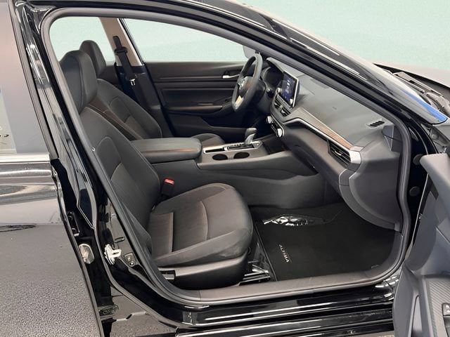Used 2025 Nissan Altima 2.5 SV FWD image 9