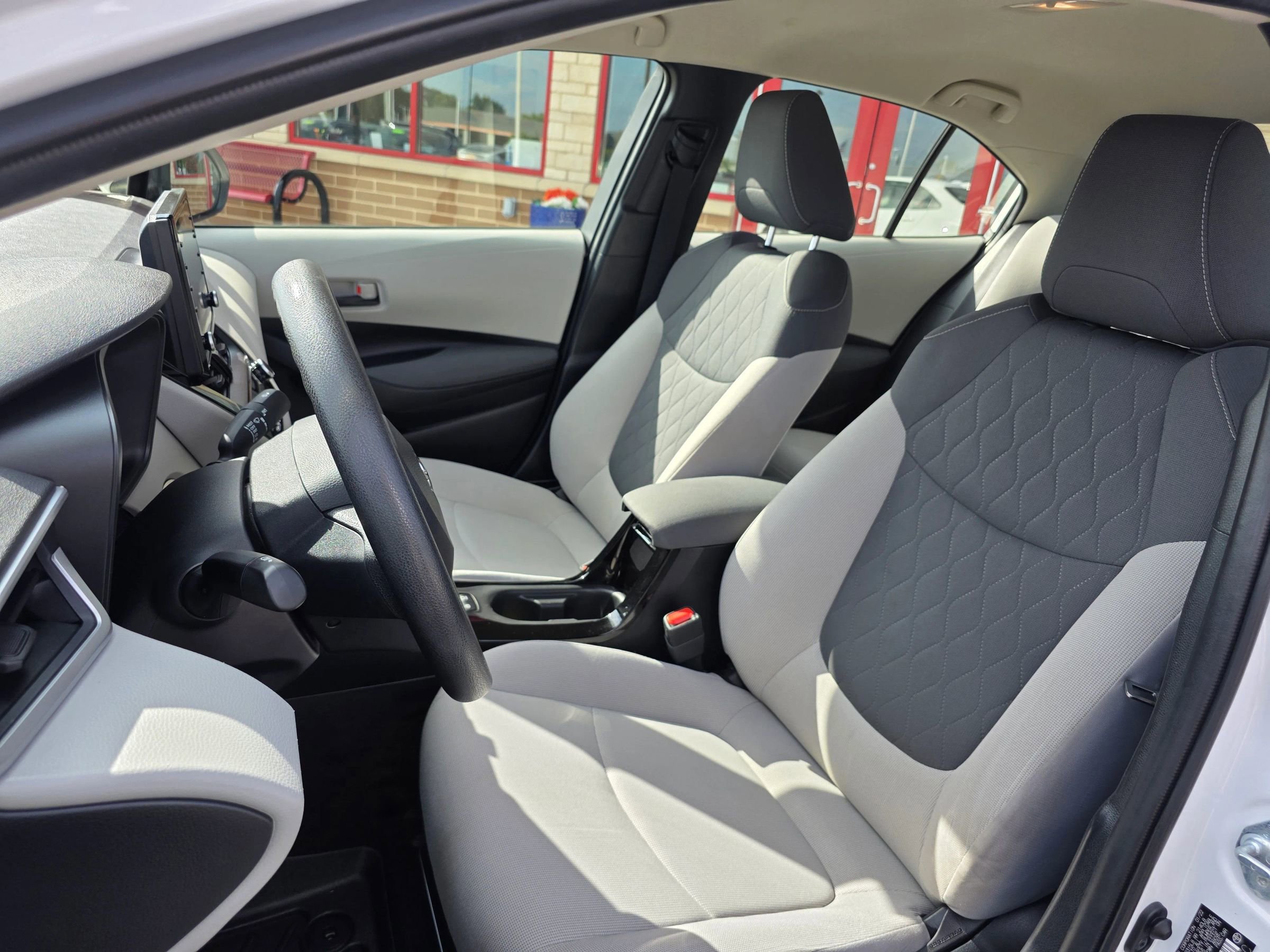 Used 2022 Toyota Corolla LE image 9