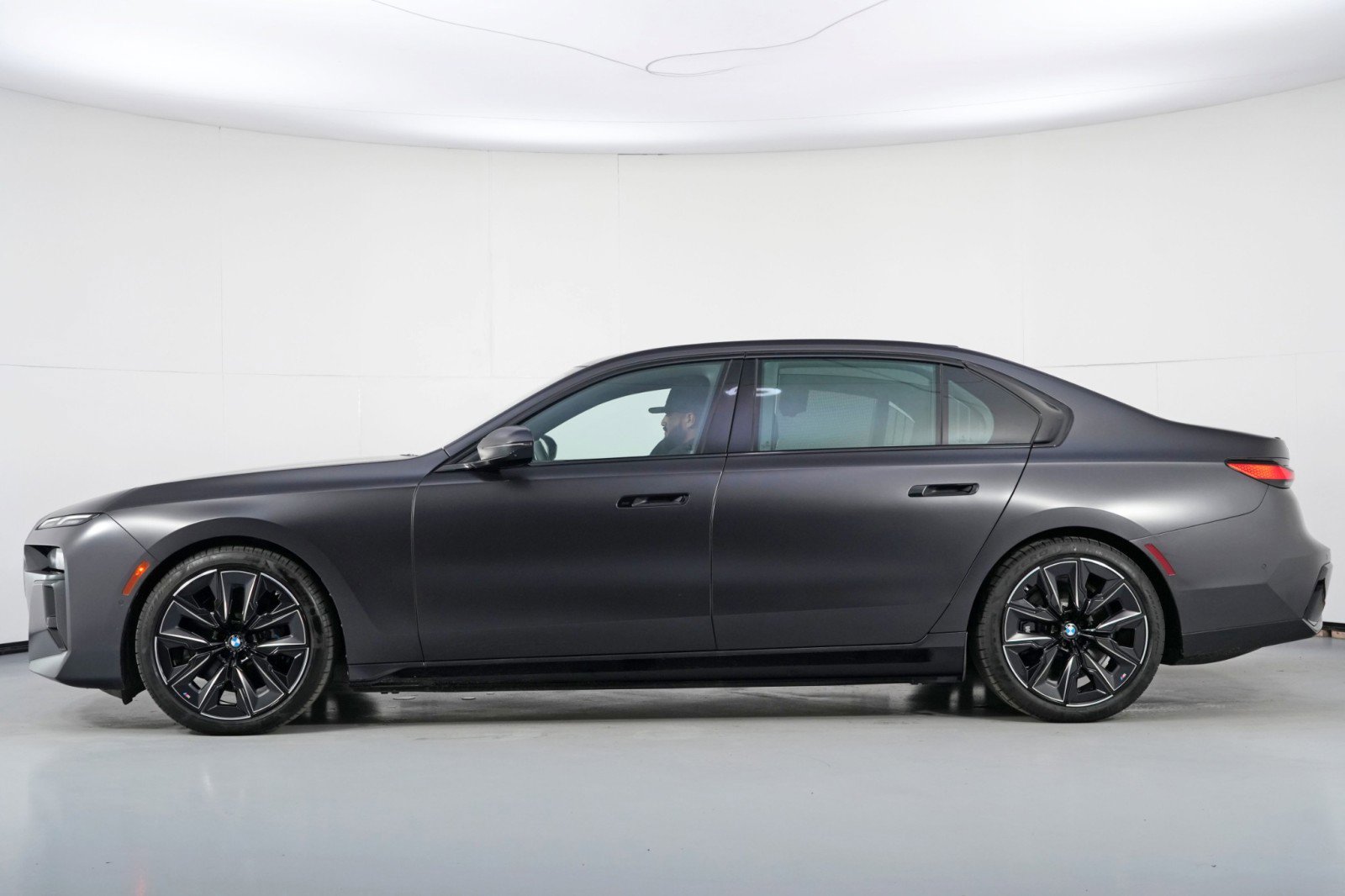 Used 2023 BMW i7 xDrive60 w/ Parking Assistance Package image 9