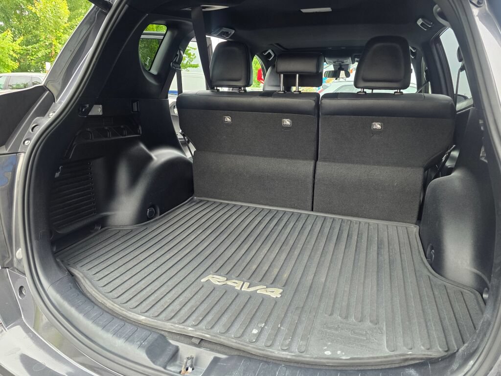 Used 2017 Toyota RAV4 SE AWD/4WD image 18