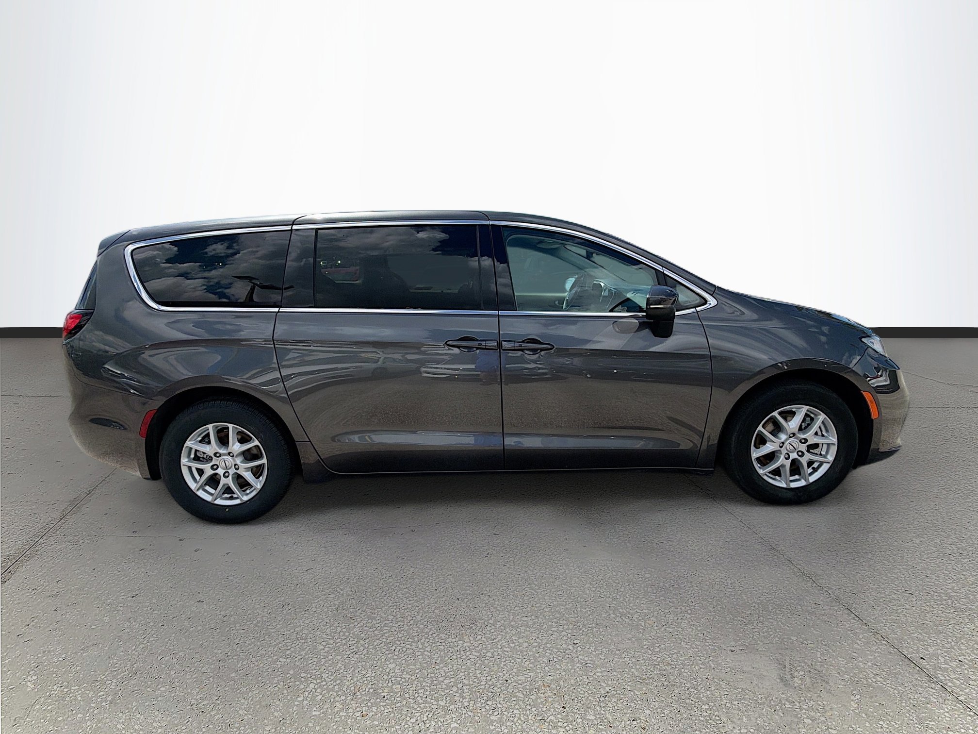 Used 2023 Chrysler Pacifica Touring-L image 2