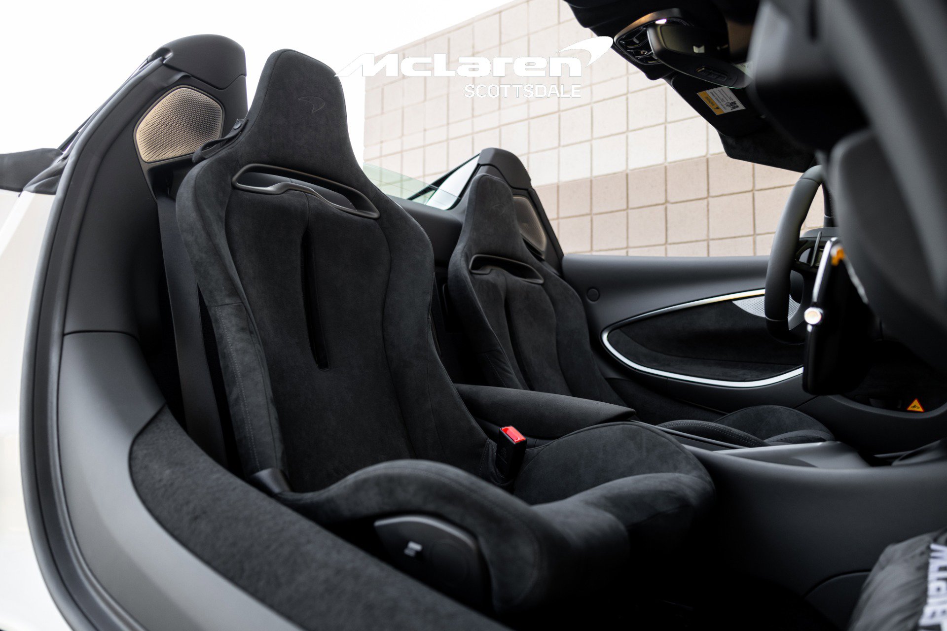 Used 2025 McLaren Artura Spider image 39