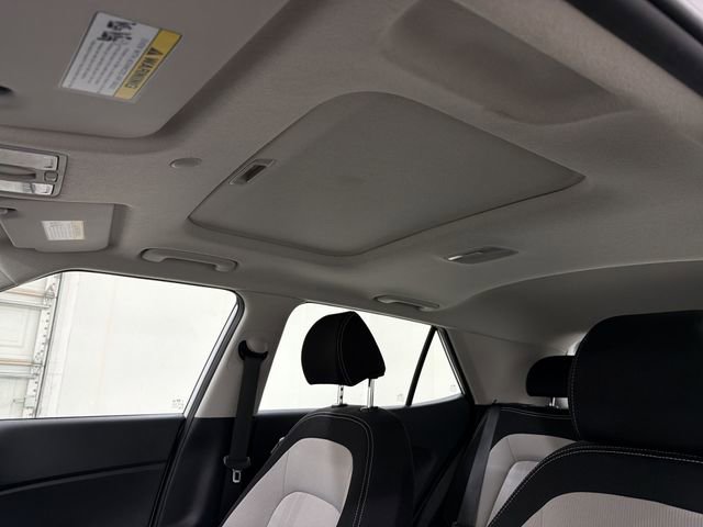 Used 2025 Hyundai Venue SEL image 21