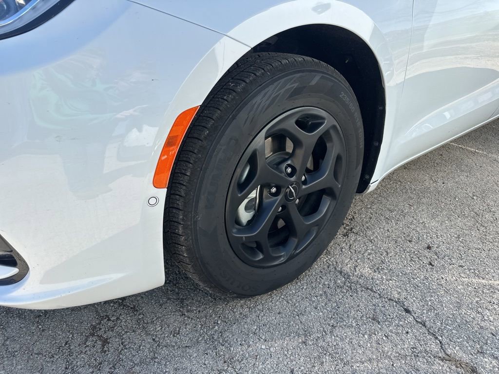 Used 2024 Chrysler Pacifica Select image 16