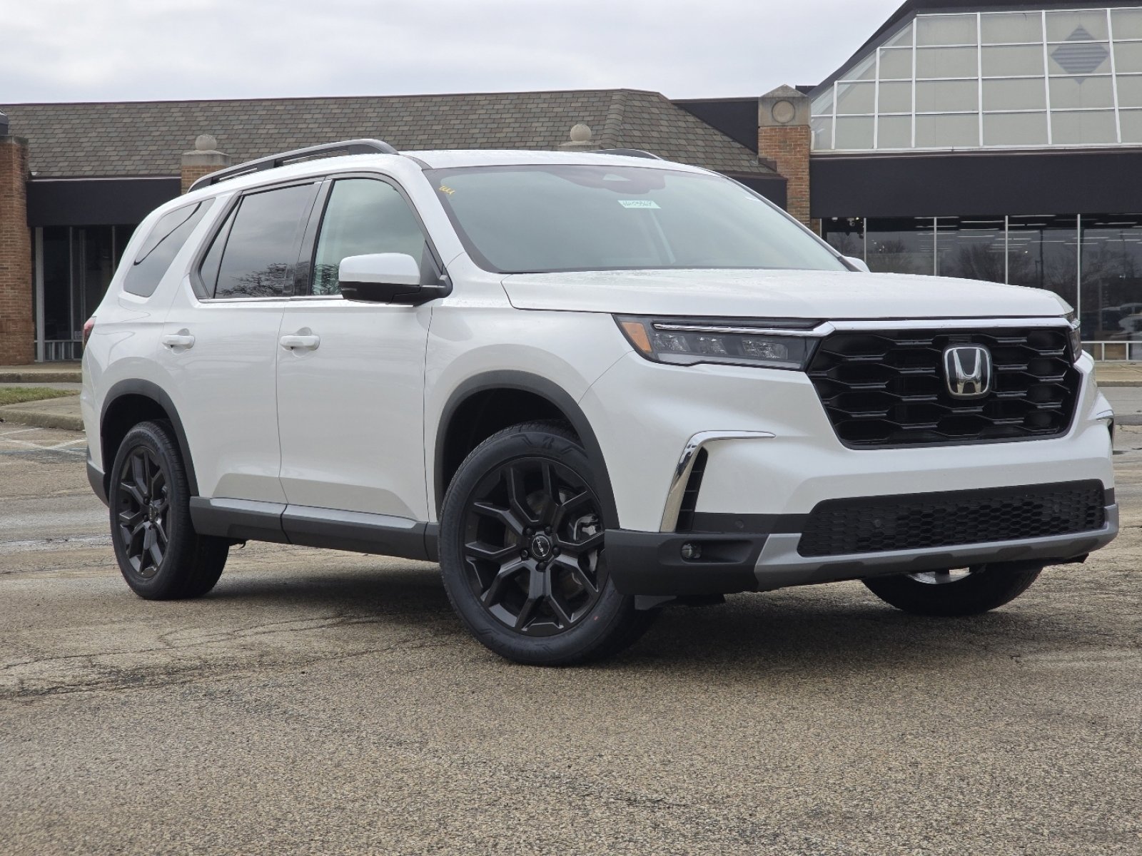 New 2025 Honda Pilot Touring image 2