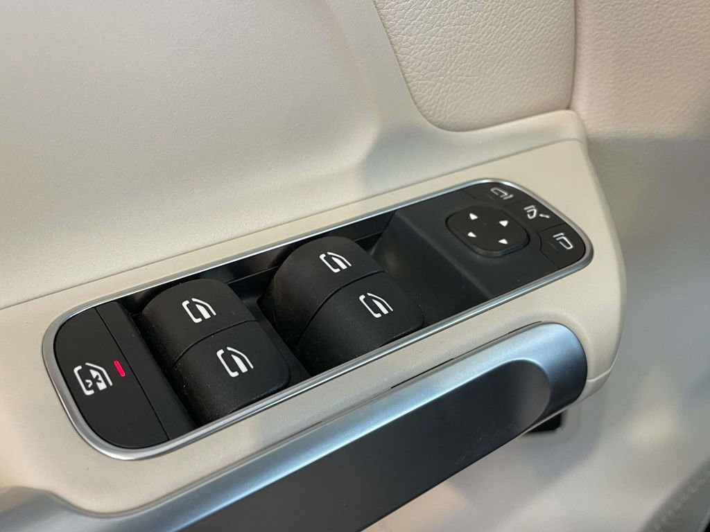 Used 2024 Mercedes-Benz GLB 250 4MATIC image 32