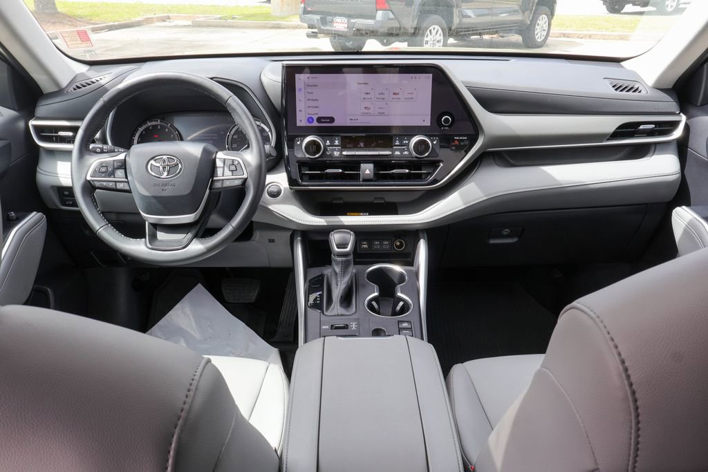 Used 2024 Toyota Highlander XLE image 7