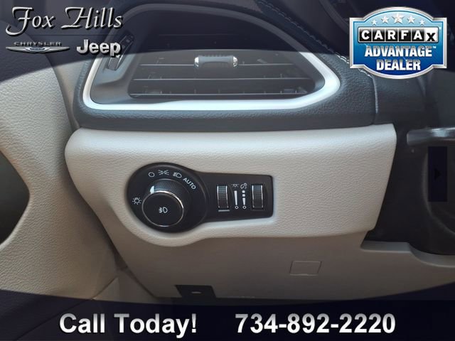 Used 2023 Chrysler Pacifica Touring-L FWD image 18