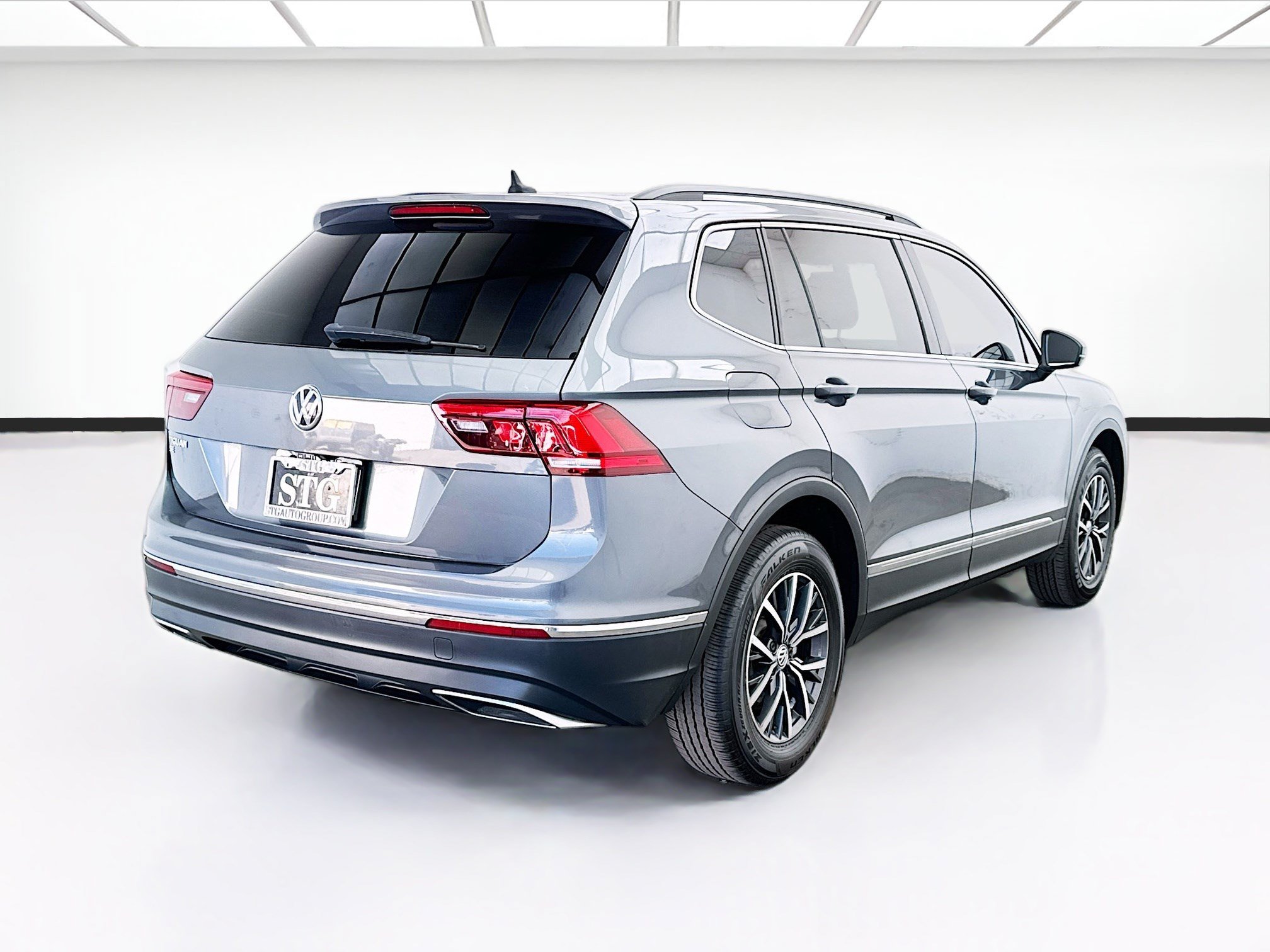 Used 2020 Volkswagen Tiguan SE w/ Panoramic Sunroof Package FWD image 4