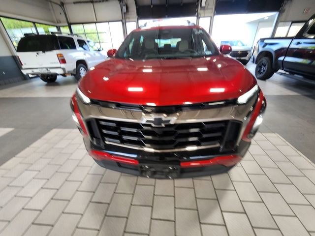 Used 2025 Chevrolet Equinox ACTIV w/ Convenience Package III AWD/4WD image 2