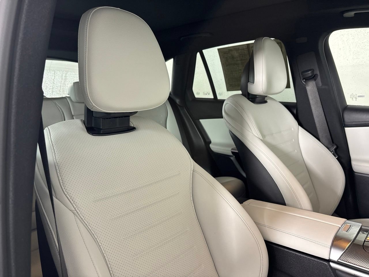 Used 2025 Mercedes-Benz GLC 300 4MATIC image 30