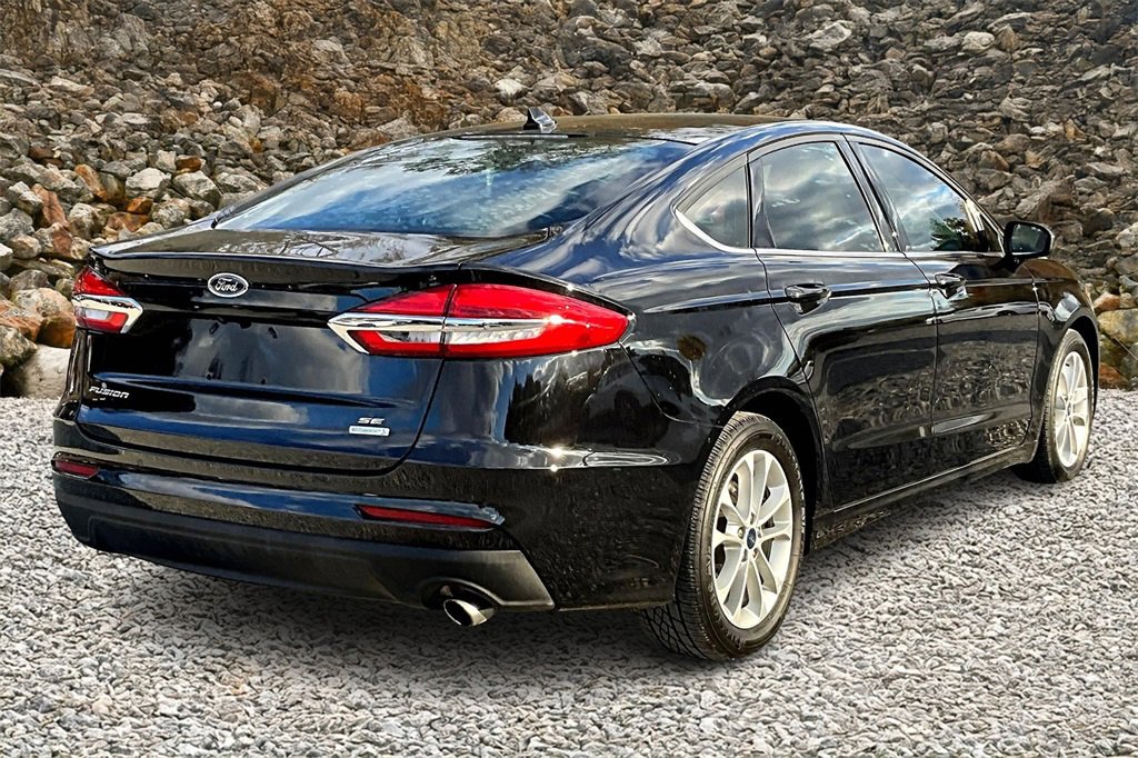 Used 2019 Ford Fusion SE image 2