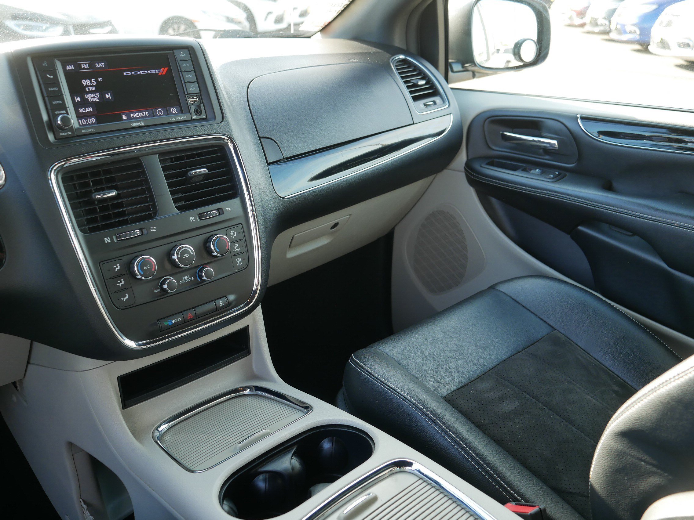 Used 2020 Dodge Grand Caravan SXT FWD image 11