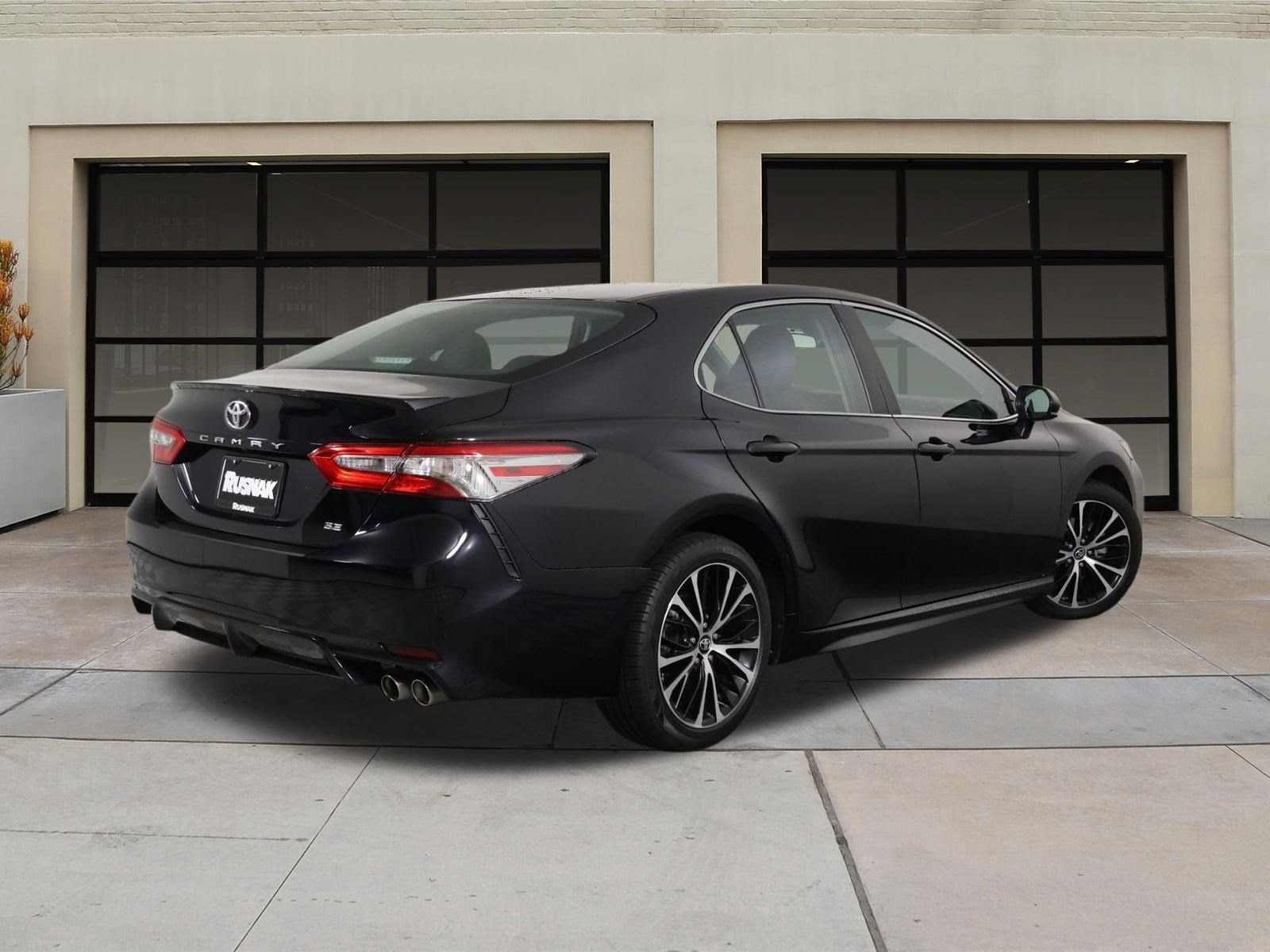 Used 2018 Toyota Camry SE FWD image 4