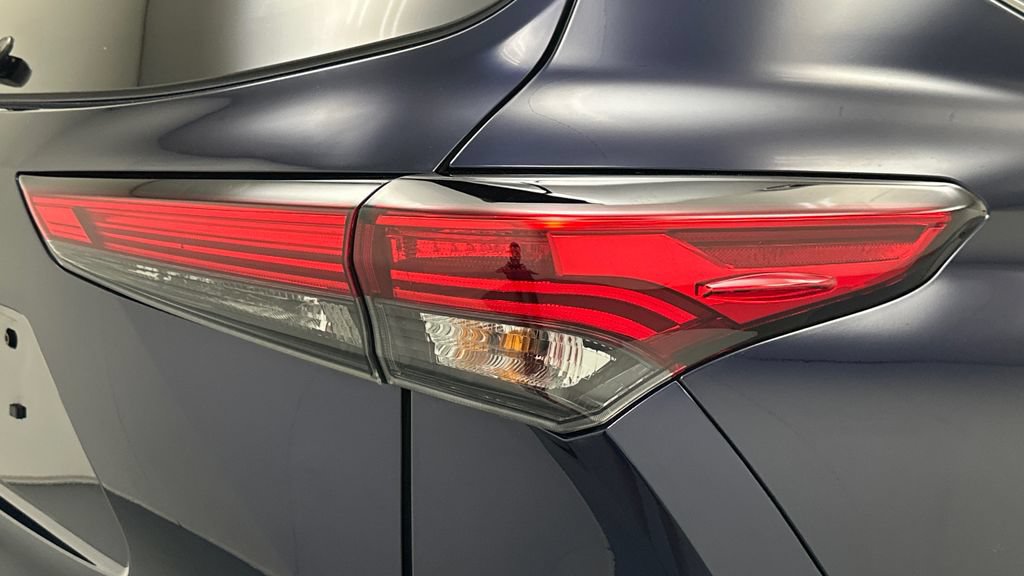 Used 2022 Toyota Highlander XLE AWD/4WD image 24