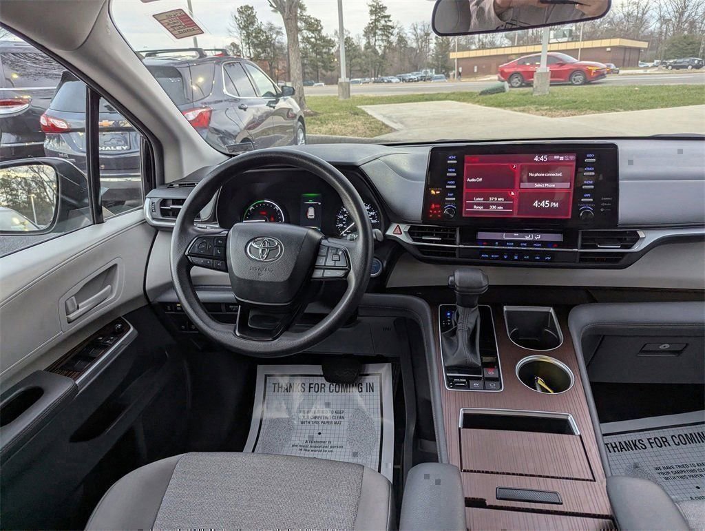 Used 2024 Toyota Sienna LE image 11