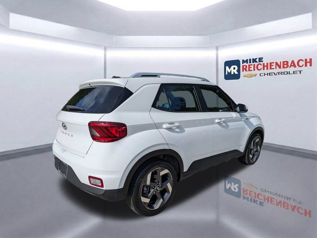 Used 2024 Hyundai Venue SEL FWD image 4